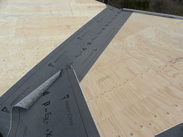 防水シート設置中の屋根